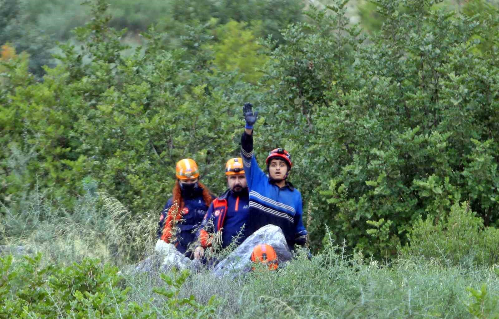 Dağın zirvesinde mahsur kalıp çığlığını 4 gün sonra duyurabilen genç: "Devletimden Allah razı olsun, gelmeseler ölecektim" 12 dagin zirvesinde mahsur kalip cigligini 4 gun sonra duyurabilen genc devletimden allah razi olsun HlhXWfzd