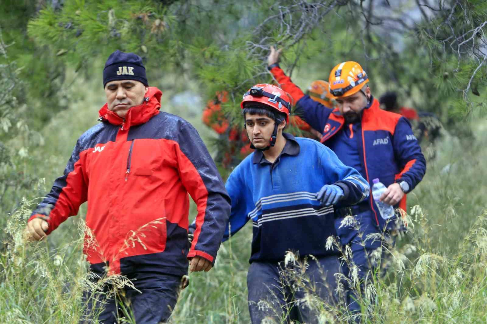 Dağın zirvesinde mahsur kalıp çığlığını 4 gün sonra duyurabilen genç: "Devletimden Allah razı olsun, gelmeseler ölecektim" 16 dagin zirvesinde mahsur kalip cigligini 4 gun sonra duyurabilen genc devletimden allah razi olsun dDUBMb1F
