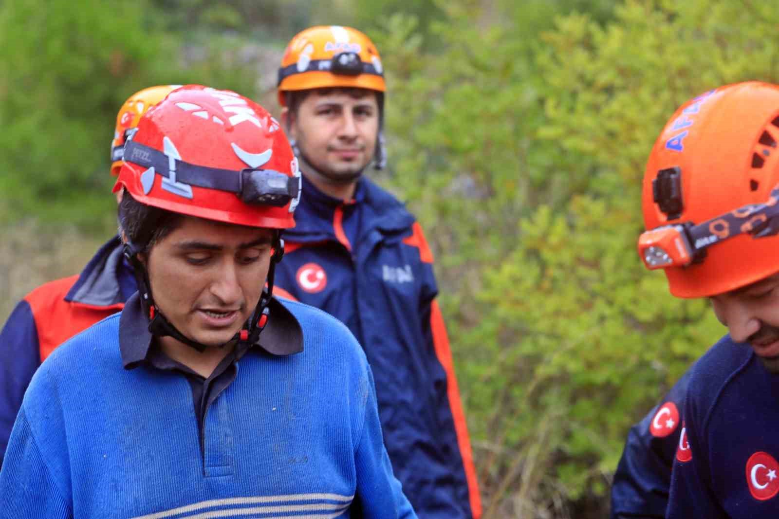 Dağın zirvesinde mahsur kalıp çığlığını 4 gün sonra duyurabilen genç: "Devletimden Allah razı olsun, gelmeseler ölecektim" 14 dagin zirvesinde mahsur kalip cigligini 4 gun sonra duyurabilen genc devletimden allah razi olsun zP6QkPRP