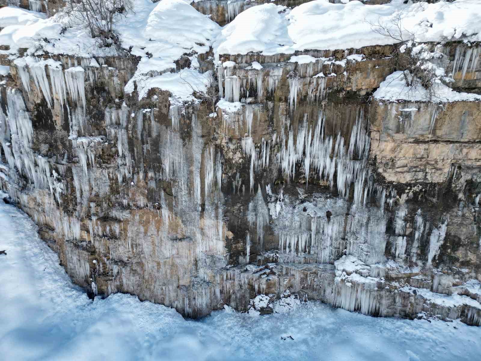 daglarda buzdan selale olustu 1 4vFPCYfi