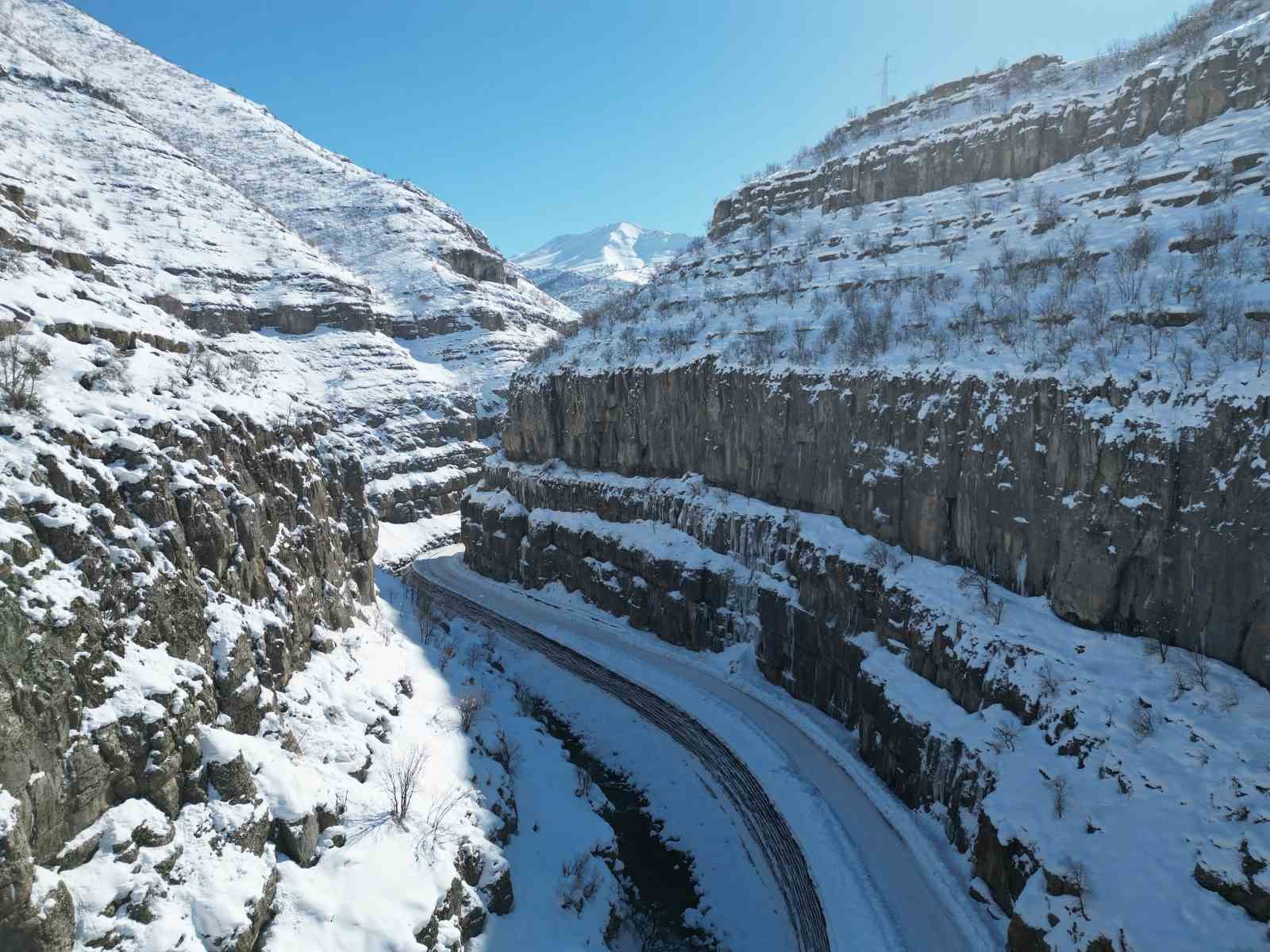 daglarda buzdan selale olustu 3 ZGPJcwIR