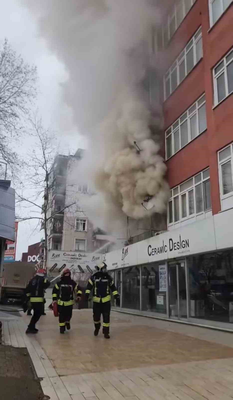 daire alevlere teslim oldu 4 kisi dumandan etkilendi 0 DV9VcnZd