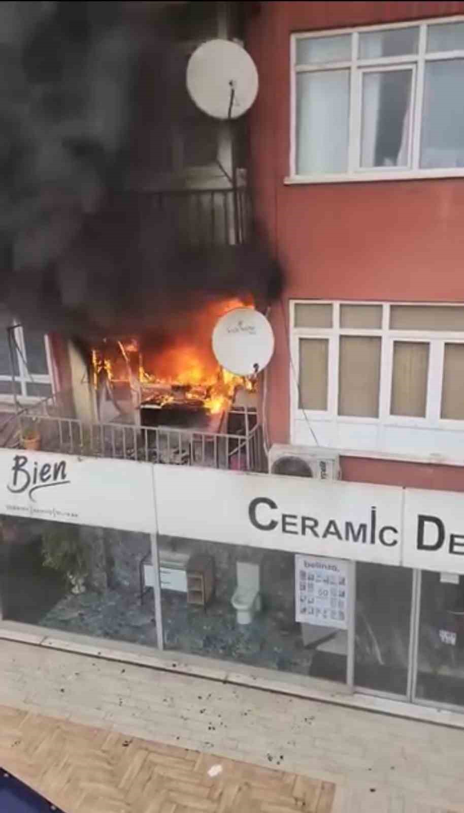 daire alevlere teslim oldu 4 kisi dumandan etkilendi 1