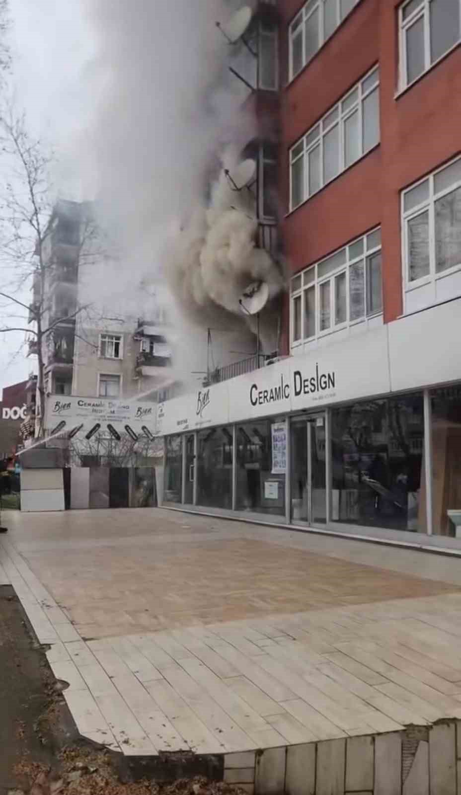 daire alevlere teslim oldu 4 kisi dumandan etkilendi 2 2OJFA2Na