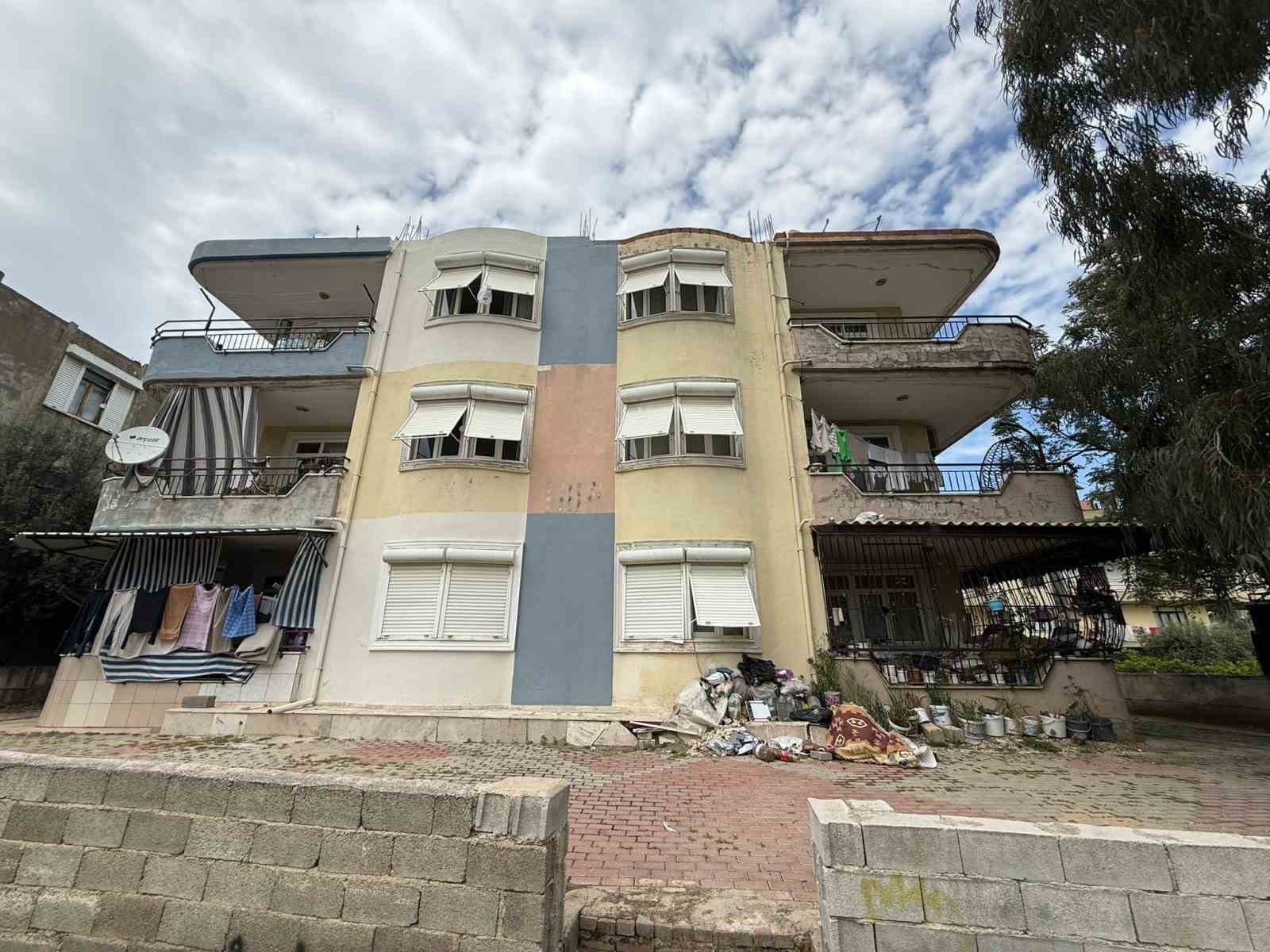 daire icerisinde ve bahcede biriktirilen copler vatandasi isyan ettirdi 0 glW1q2NB