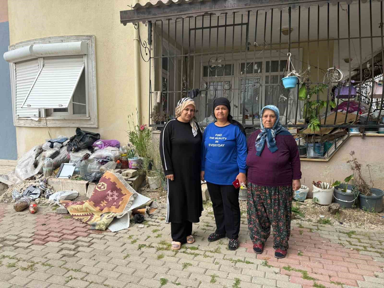 daire icerisinde ve bahcede biriktirilen copler vatandasi isyan ettirdi 1 h2G4ascC