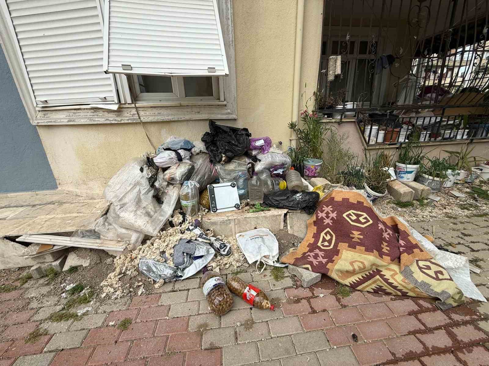 daire icerisinde ve bahcede biriktirilen copler vatandasi isyan ettirdi 2