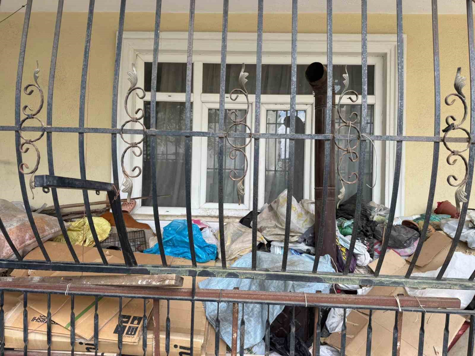 daire icerisinde ve bahcede biriktirilen copler vatandasi isyan ettirdi 3 iRVa4i7Y
