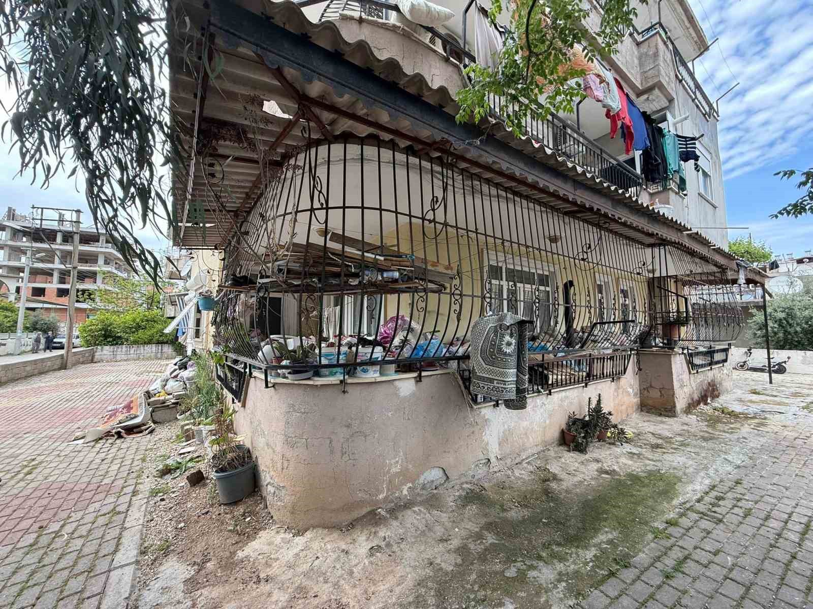 daire icerisinde ve bahcede biriktirilen copler vatandasi isyan ettirdi 4 2LOApRbq