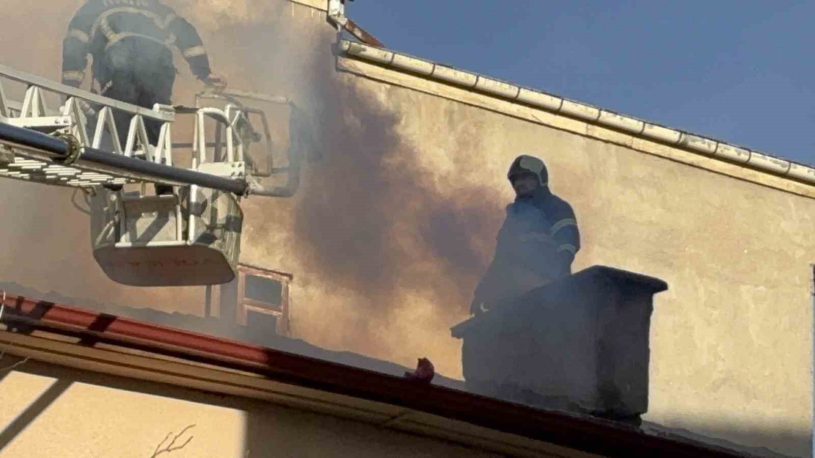 daireler tahliye edildi itfaiye catidan yangina mudahalede bulundu 1 bghuTvWa