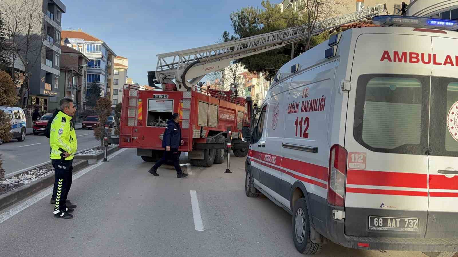 daireler tahliye edildi itfaiye catidan yangina mudahalede bulundu 2 YwAIdNuT