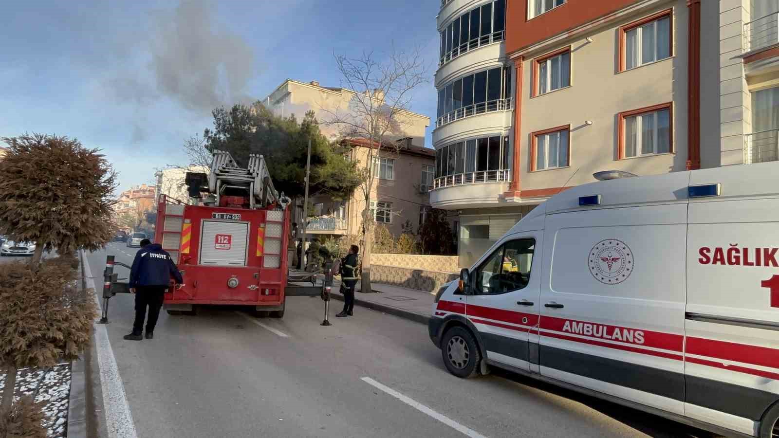 daireler tahliye edildi itfaiye catidan yangina mudahalede bulundu 4 mH2z6z1Z