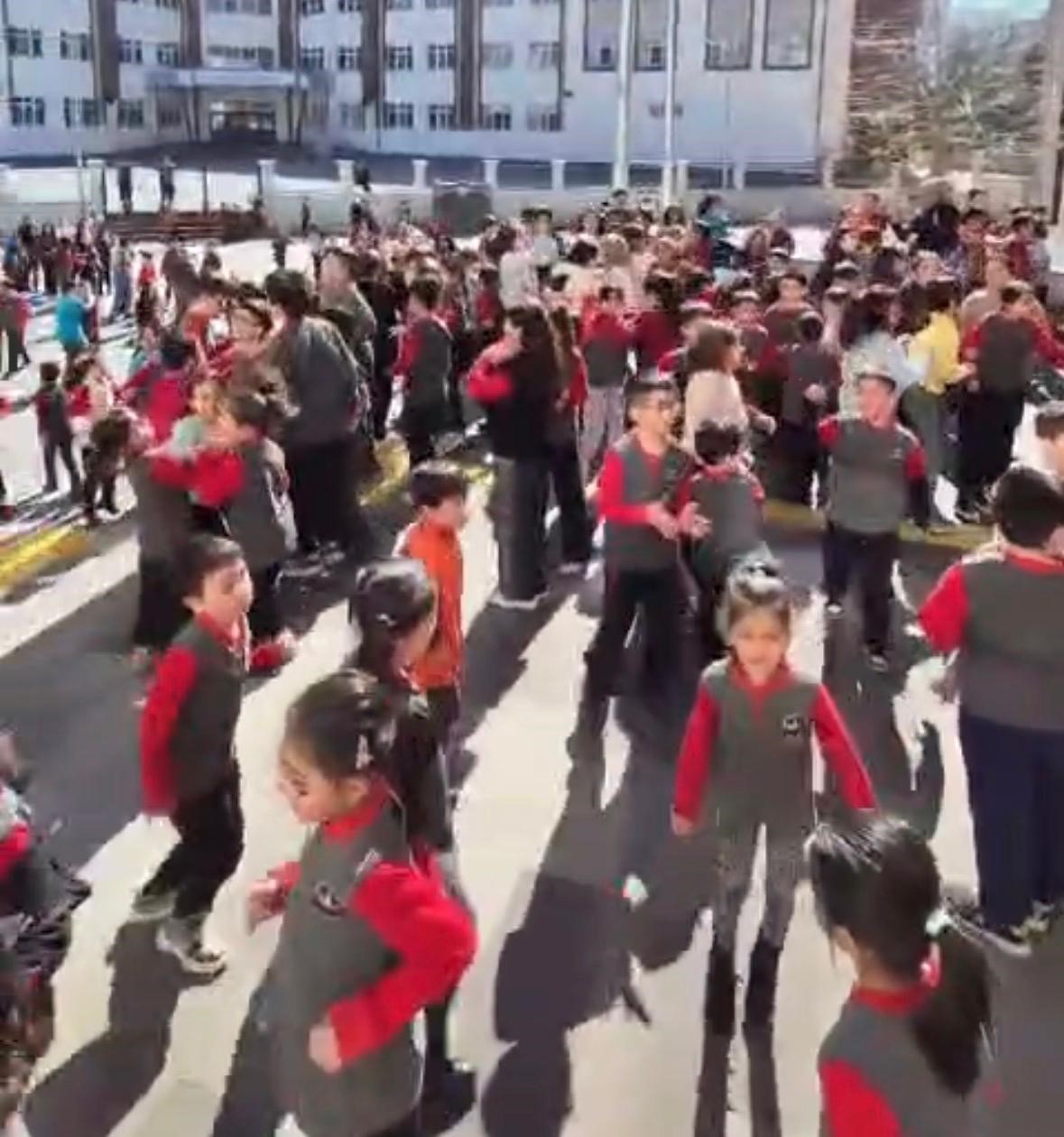 Dalga dalga büyüyen ilahi furyasına Kayseri de katıldı 5 dalga dalga buyuyen ilahi furyasina kayseri de katildi 1 96WSPO6T