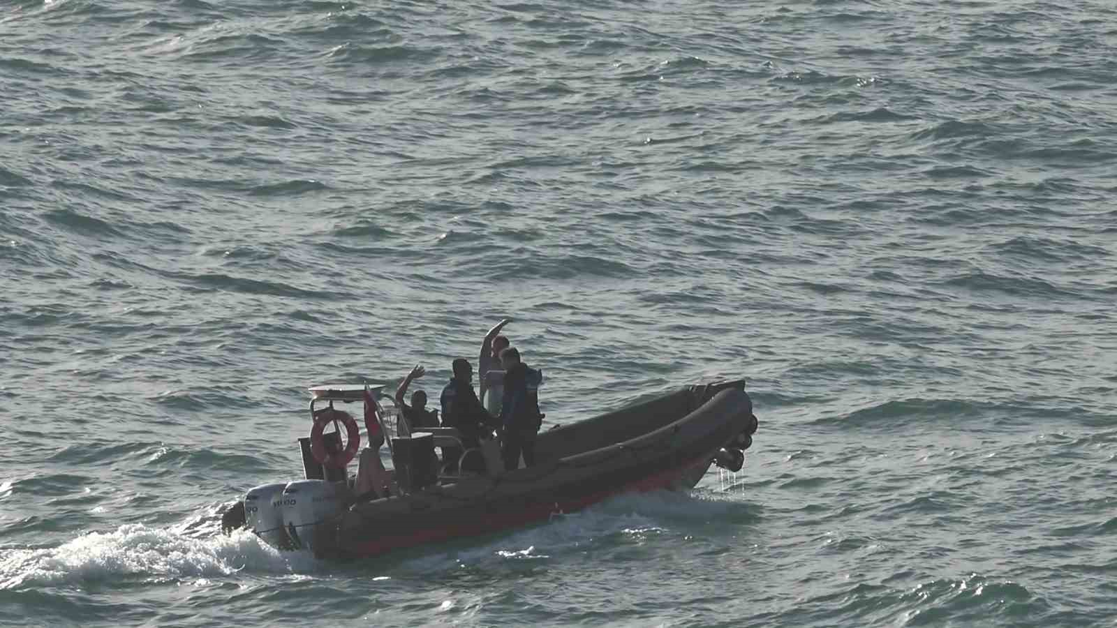 dalgalarla bogusan 2 kisiyi deniz polisi kurtardi 0 Xjwft4ns