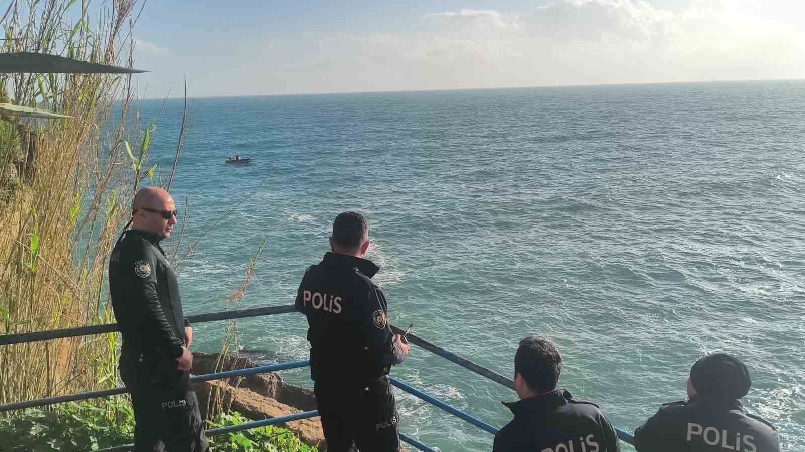 dalgalarla bogusan 2 kisiyi deniz polisi kurtardi 1 aXCU7A4Y