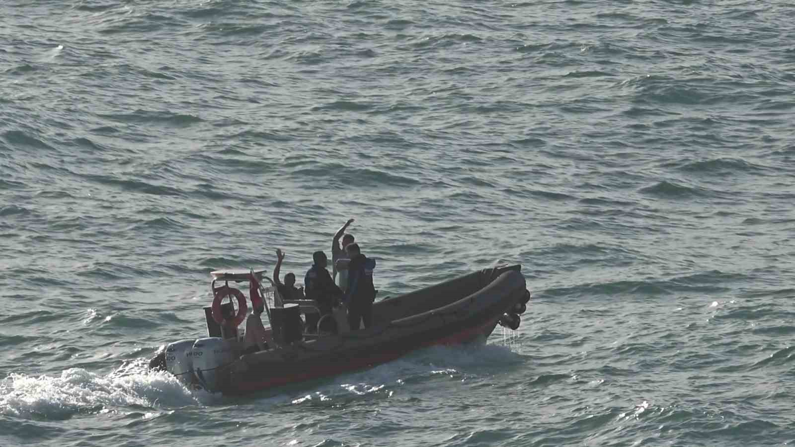 dalgalarla bogusan 2 kisiyi deniz polisi kurtardi 2 3jp3VWnc