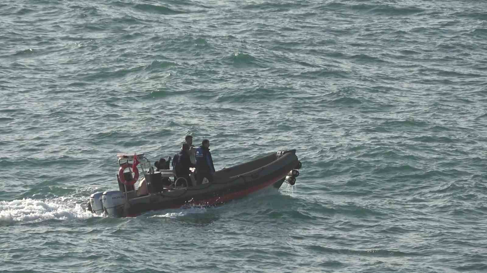 dalgalarla bogusan 2 kisiyi deniz polisi kurtardi 6