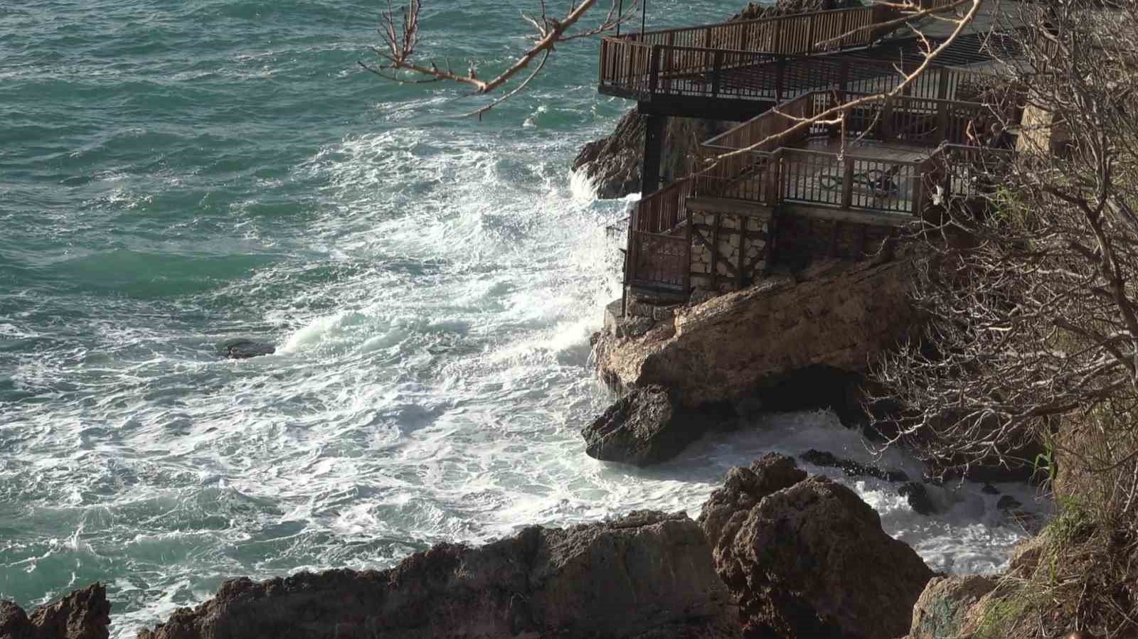 dalgalarla bogusan 2 kisiyi deniz polisi kurtardi 7 ECGuchBf