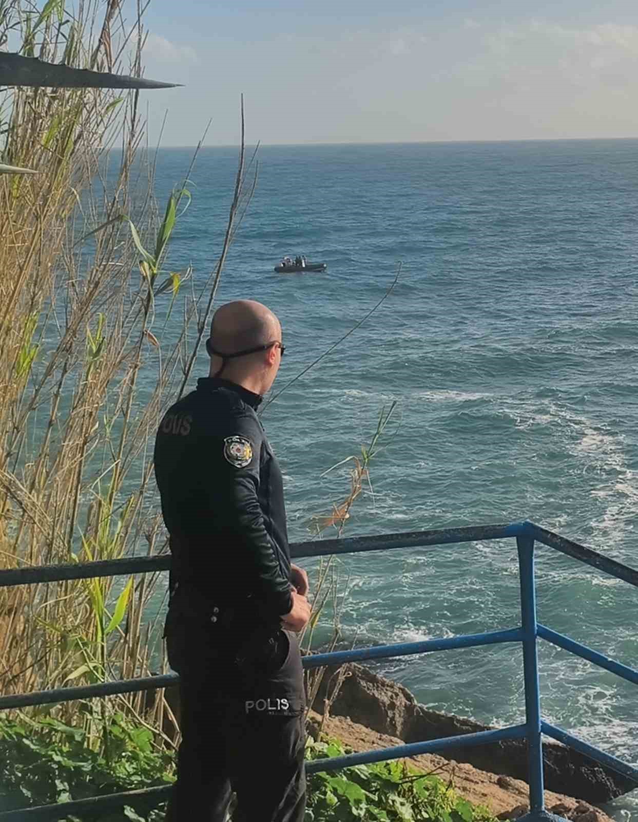 dalgalarla bogusan 2 kisiyi deniz polisi kurtardi 8 EQel5yLZ