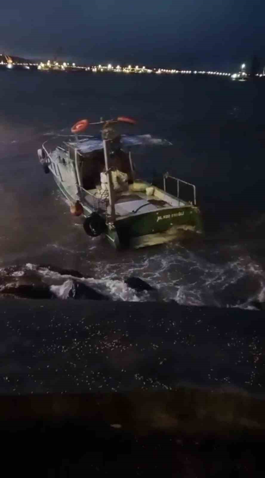 dalgalarla savrulan balikci teknesinin kurtarilma anlari ortaya cikti 0 gLDSYz2p
