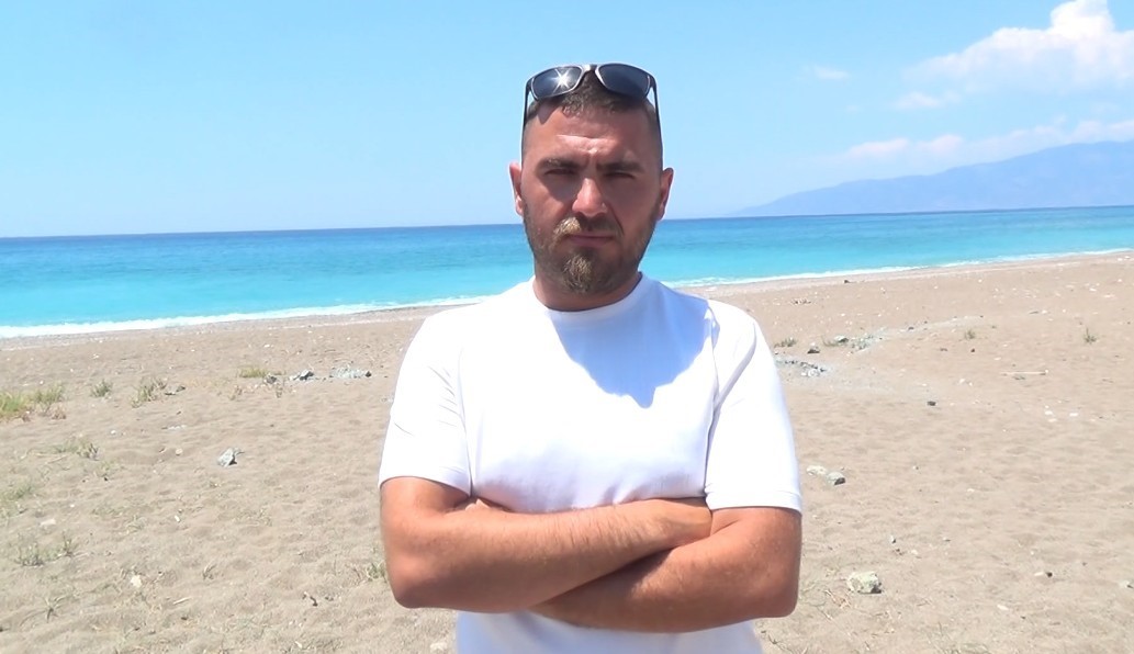 dalis yaparken burun buruna geldigi kopek baligini zipkinla korkutmaya calisti 0 R4HyLJCw