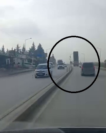 damperi-acik-hafriyat-kamyonu-trafik-isiklarina-carpti-AKkNKI7g.jpg
