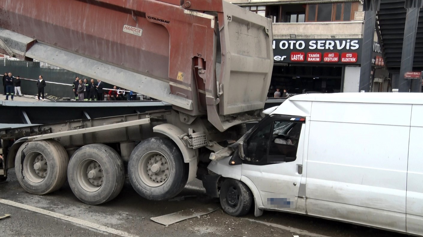 damperi acik kamyon faciaya neden oldu ust gecit coktu 3 yarali 1
