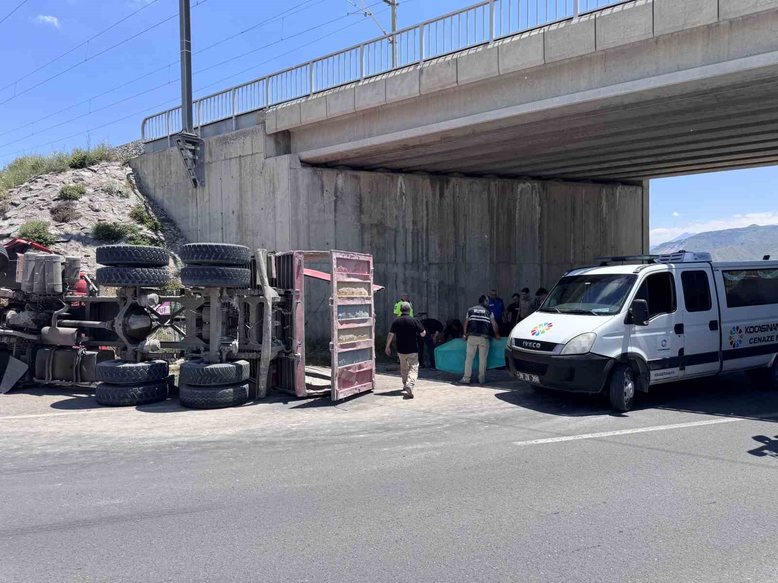 Damperi açılan kamyon köprüye çarptı: 1 ölü 4 damperi acilan kamyon kopruye carpti 1 olu 0 wkCHSAsv