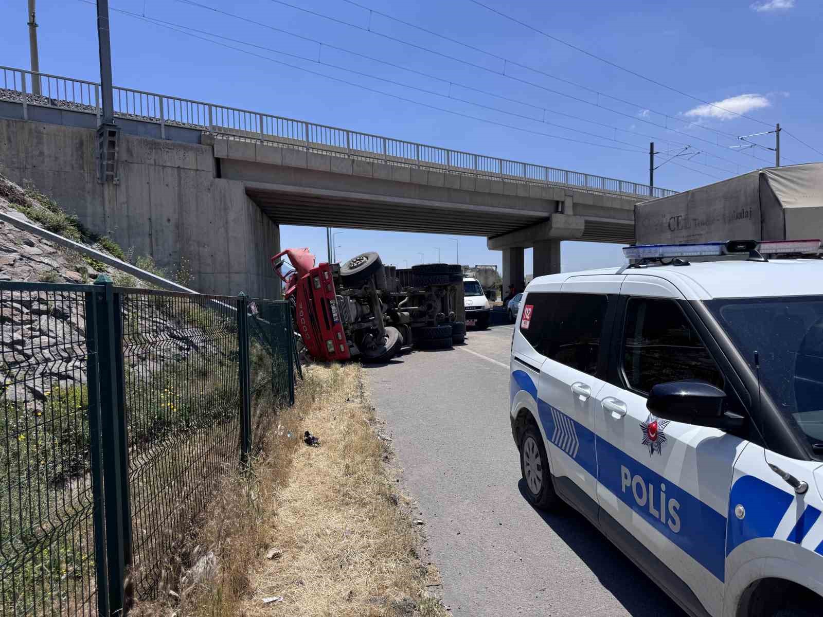 Damperi açılan kamyon köprüye çarptı: 1 ölü 5 damperi acilan kamyon kopruye carpti 1 olu 1