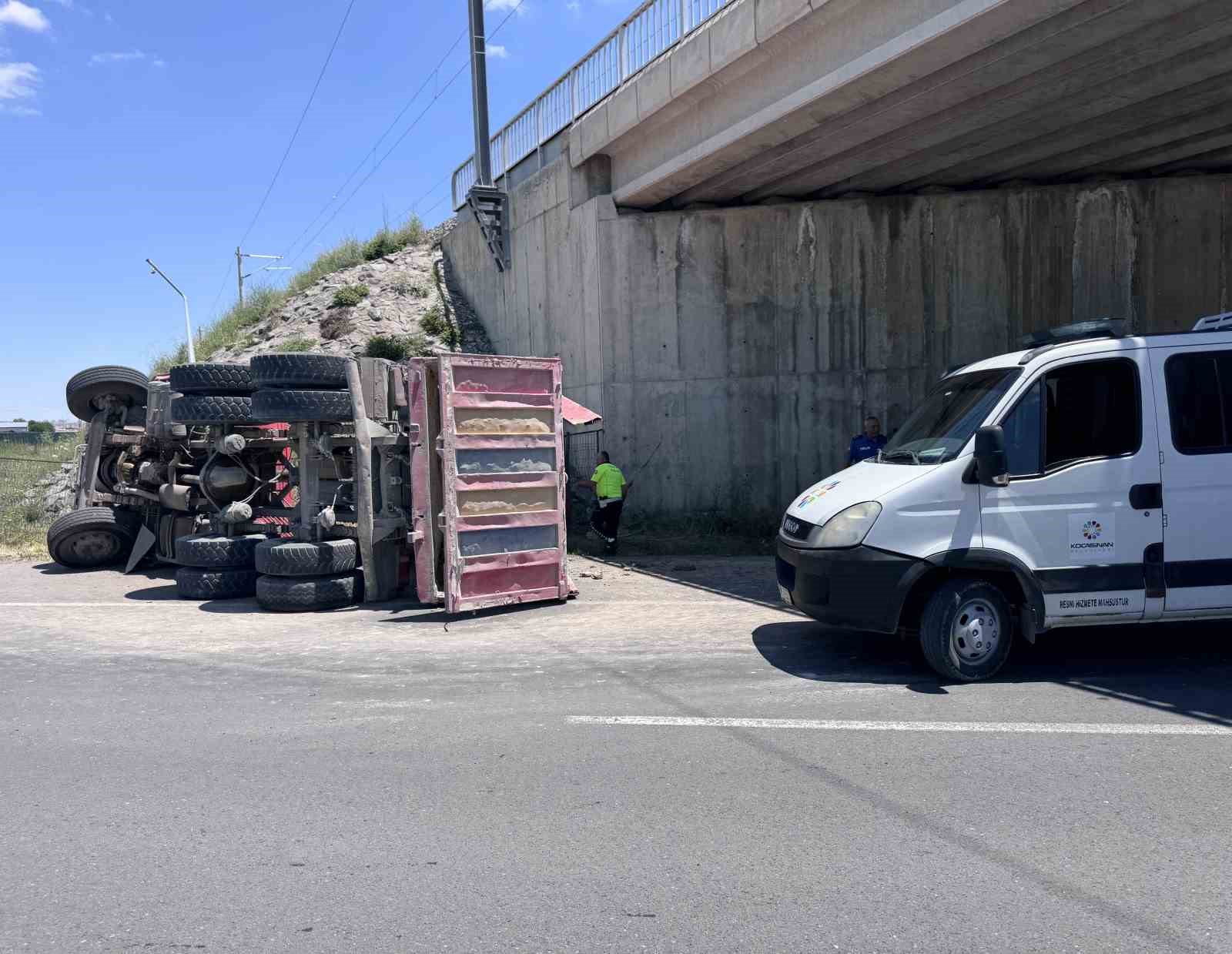 Damperi açılan kamyon köprüye çarptı: 1 ölü 6 damperi acilan kamyon kopruye carpti 1 olu 2