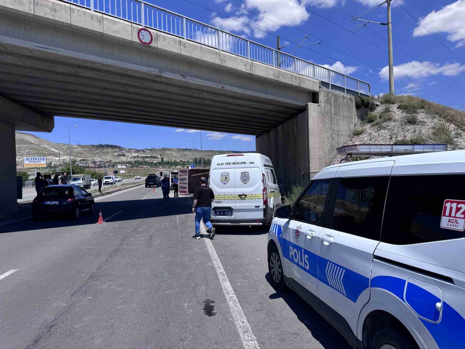 Damperi açılan kamyon köprüye çarptı: 1 ölü 7 damperi acilan kamyon kopruye carpti 1 olu 3 T3NiJV7B