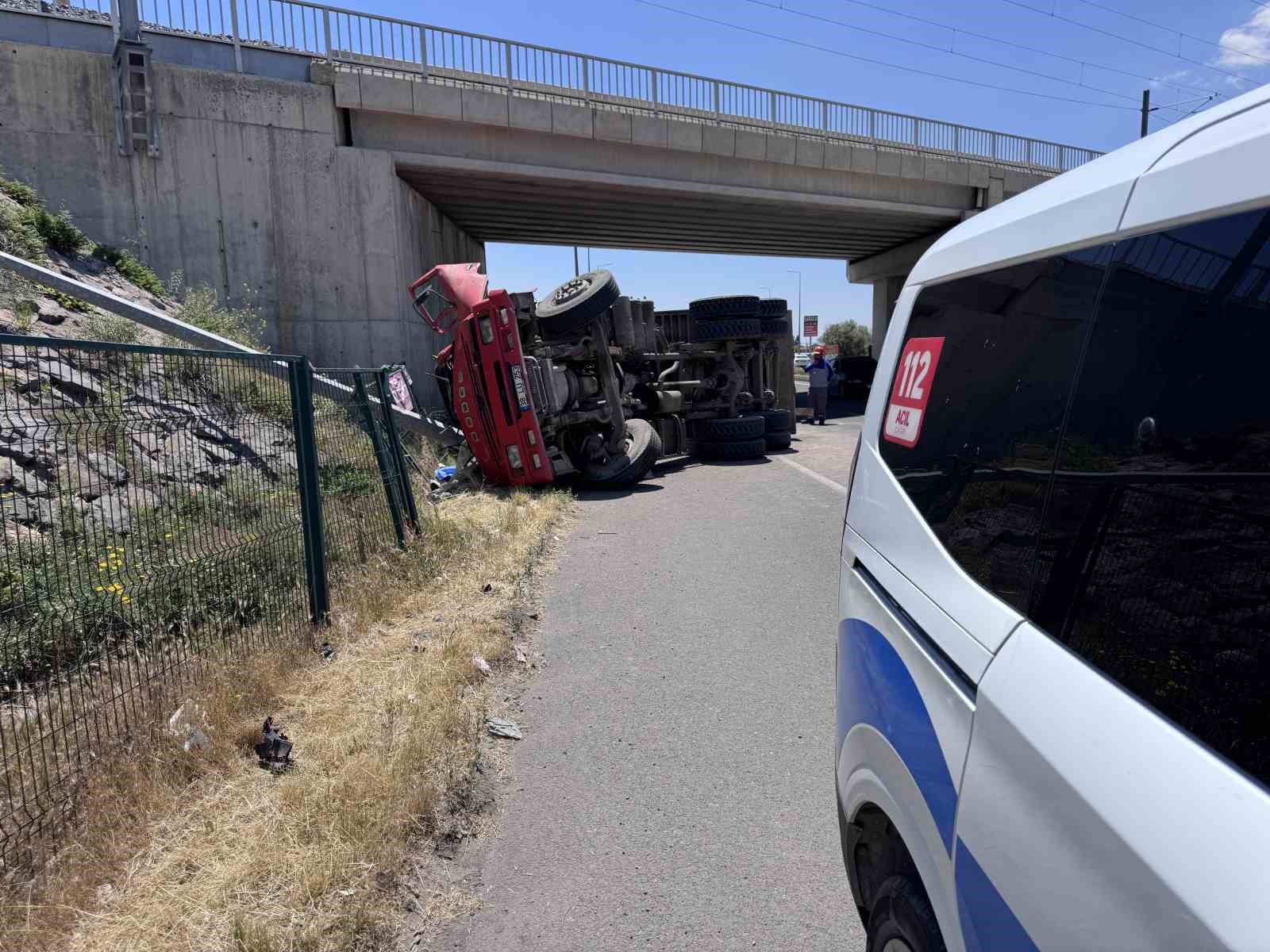 Damperi açılan kamyon köprüye çarptı: 1 ölü 8 damperi acilan kamyon kopruye carpti 1 olu 4 4iQ3TFbp