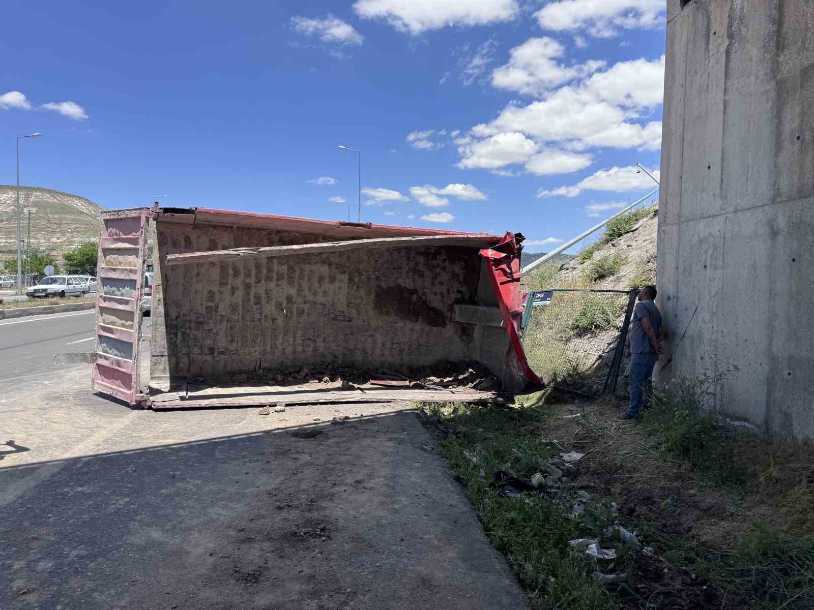Damperi açılan kamyon köprüye çarptı: 1 ölü 9 damperi acilan kamyon kopruye carpti 1 olu 5 PRkPH63A