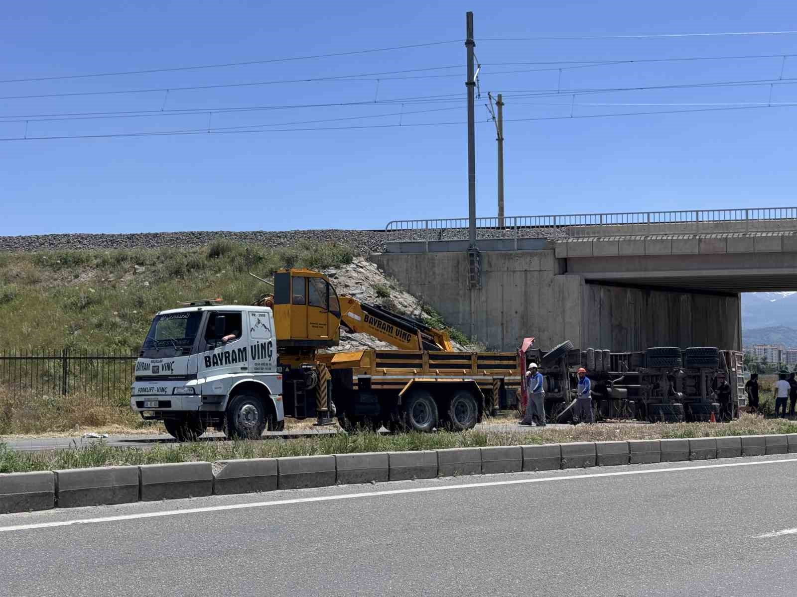 Damperi açılan kamyon köprüye çarptı: 1 ölü 10 damperi acilan kamyon kopruye carpti 1 olu 6 zrpUAGOl