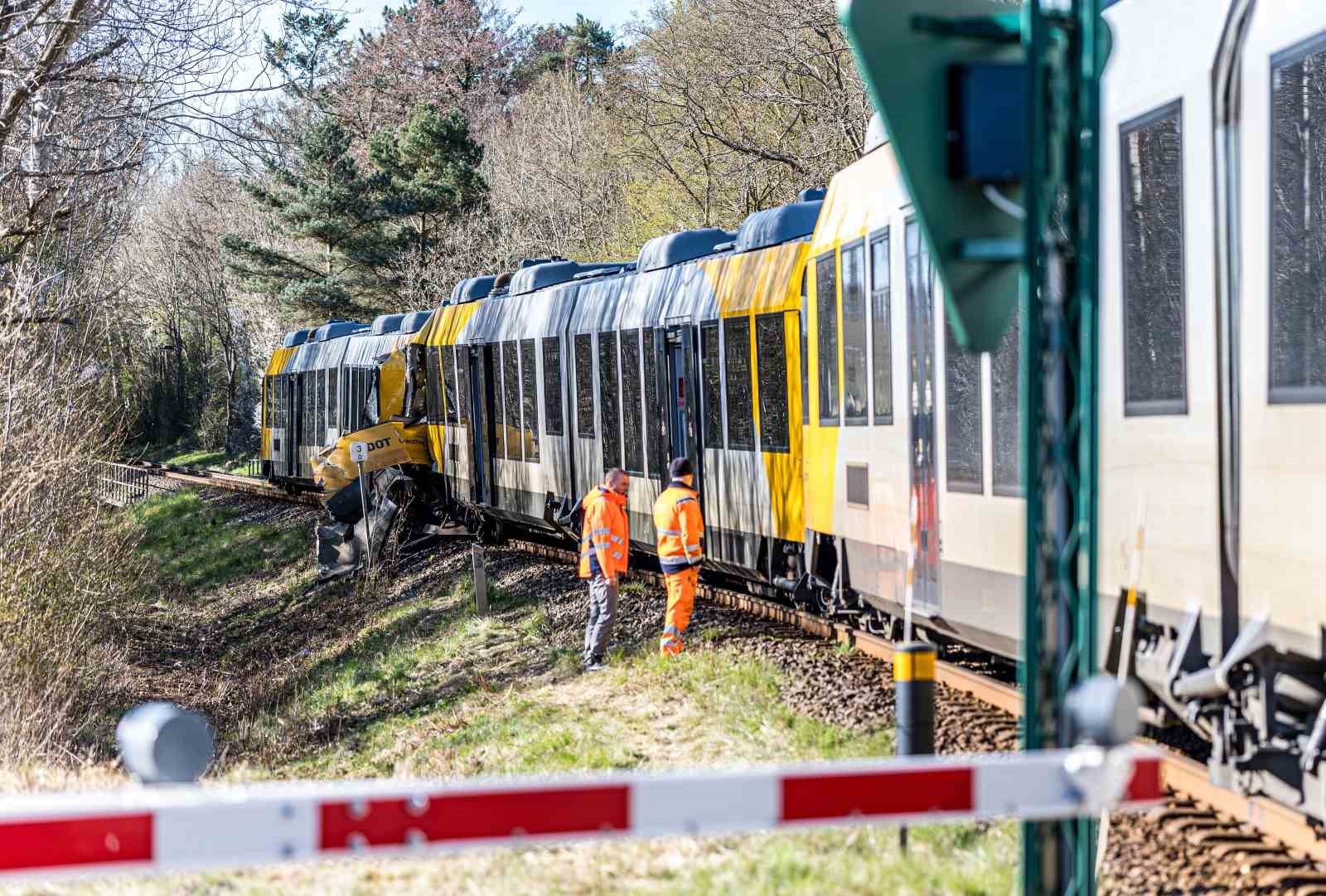 danimarkada iki tren carpisti 4u agir 17 yarali 10 q2QqfihE