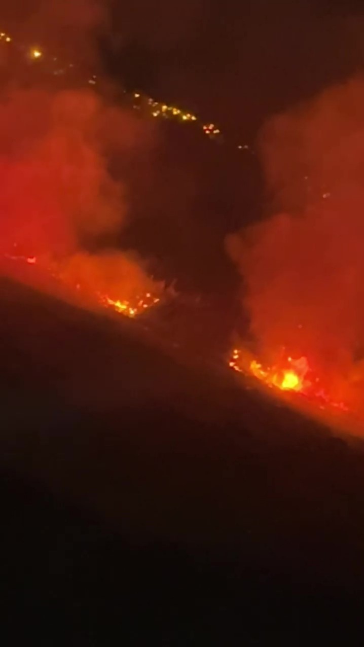 dava nedeniyle kapatilan yoldan gecemeyen itfaiye yangina ulasmakta gucluk cekti 0 Z85T5Lct
