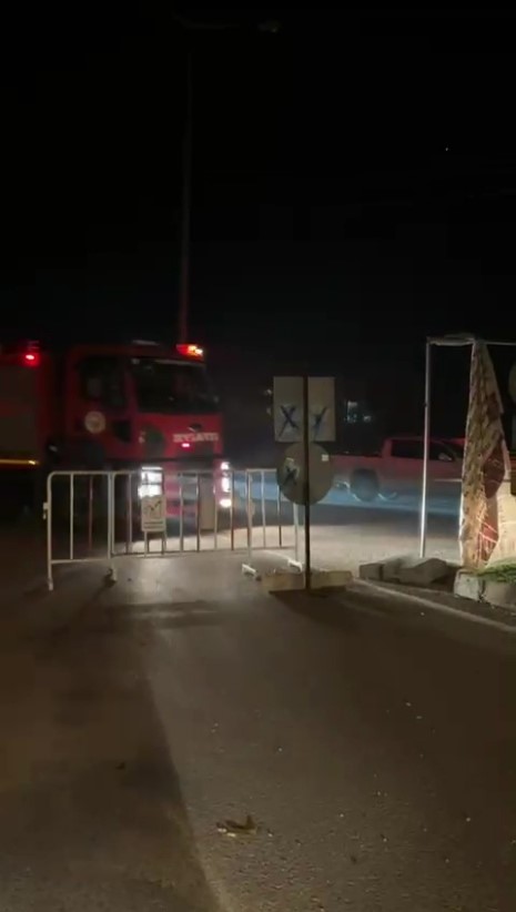 dava nedeniyle kapatilan yoldan gecemeyen itfaiye yangina ulasmakta gucluk cekti 1