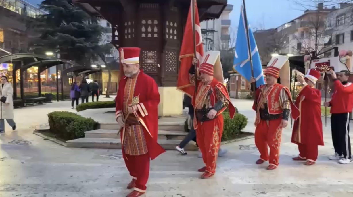 davetli olduklari iftara mehter takimi ile gittiler 0 cXvcODOd