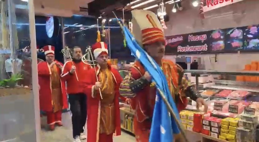 davetli olduklari iftara mehter takimi ile gittiler 2