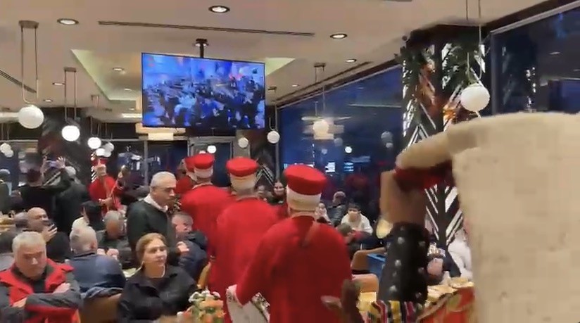 davetli olduklari iftara mehter takimi ile gittiler 3 HncMdElX