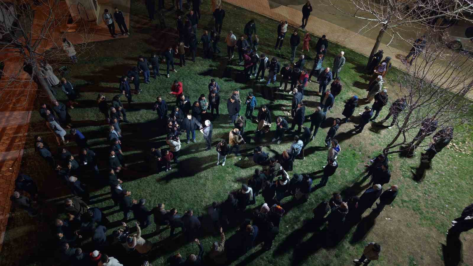 davul ve klarnet esliginde geleneksel sahur halayi onlarca kisiyi bulusturdu 0 1Zcdg6gN