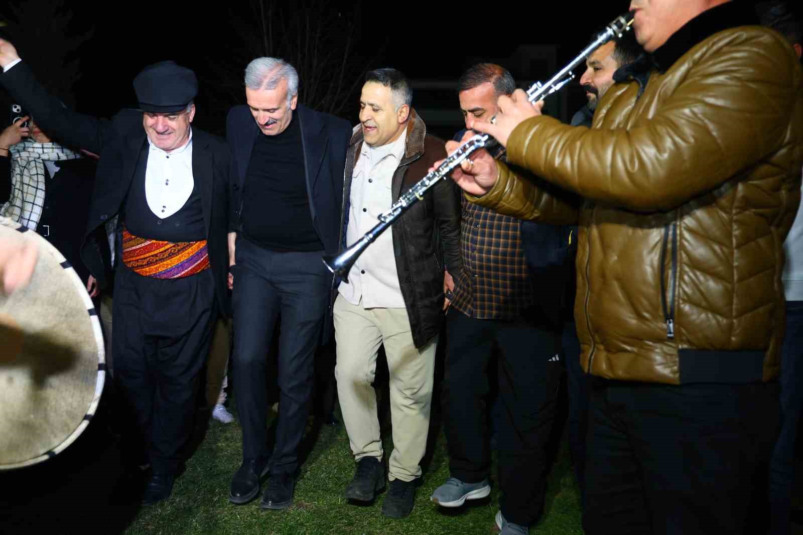 davul ve klarnet esliginde geleneksel sahur halayi onlarca kisiyi bulusturdu 2