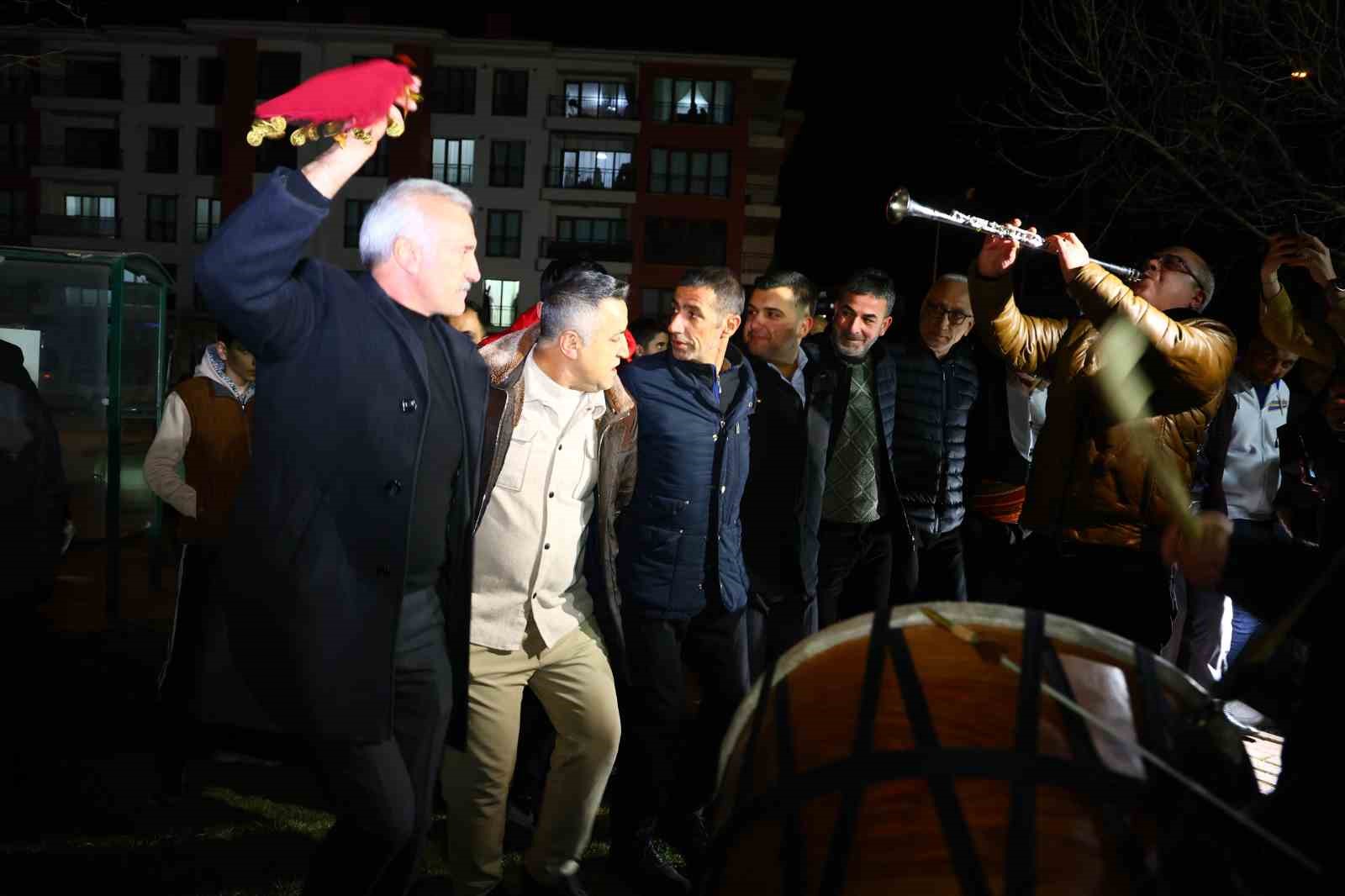 davul ve klarnet esliginde geleneksel sahur halayi onlarca kisiyi bulusturdu 3 TKkU5ymj