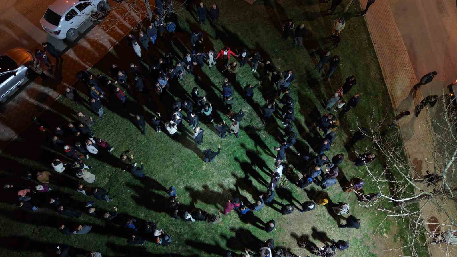 davul ve klarnet esliginde geleneksel sahur halayi onlarca kisiyi bulusturdu 4 XaHmJL9V
