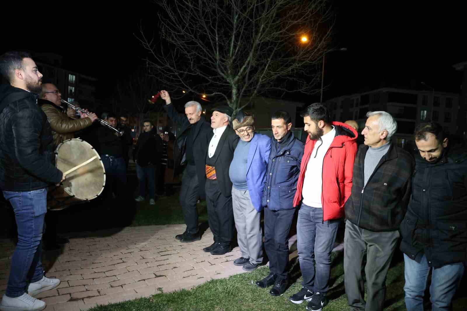 davul ve klarnet esliginde geleneksel sahur halayi onlarca kisiyi bulusturdu 5 M1JL1deF