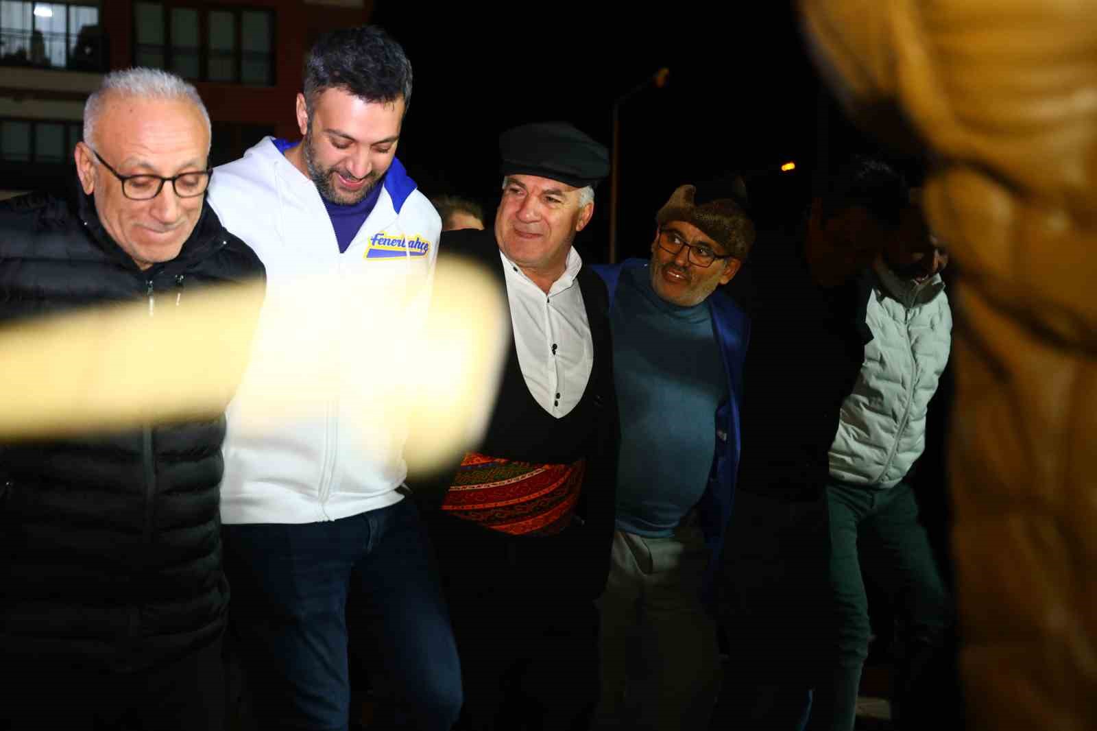 davul ve klarnet esliginde geleneksel sahur halayi onlarca kisiyi bulusturdu 8