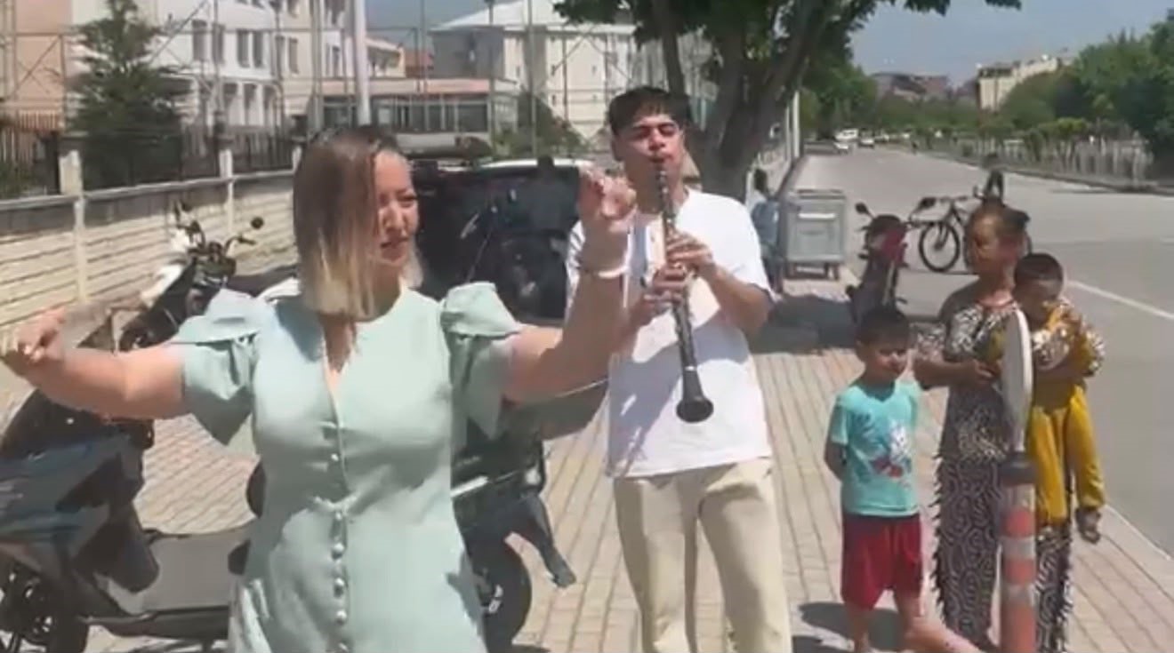 Davul zurnayla boşanmayı kutladı, lokma dağıttı 6 davul zurnayla bosanmayi kutladi lokma dagitti 2 ZvghKIln