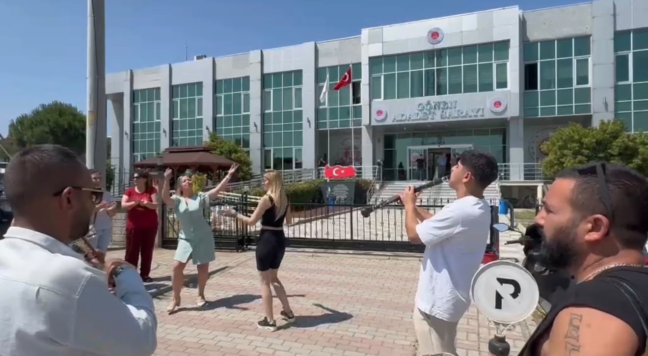 Davul zurnayla boşanmayı kutladı, lokma dağıttı 7 davul zurnayla bosanmayi kutladi lokma dagitti 3 alIPhDTe