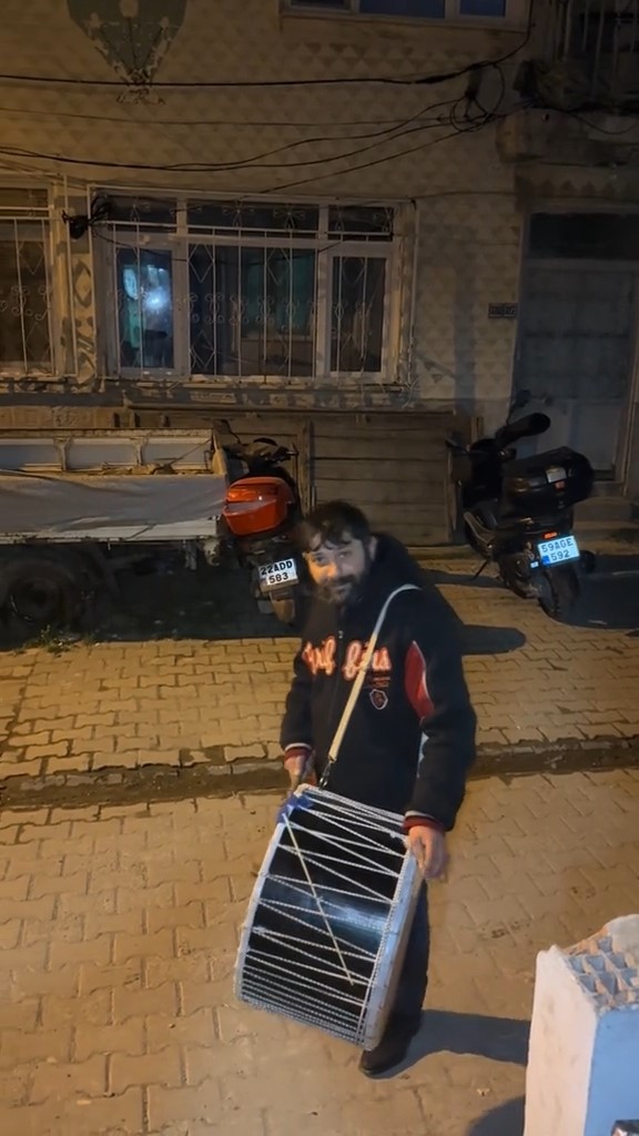 davulcunun bahsis pazarligi gulumsetti 4 F6O8MXvp