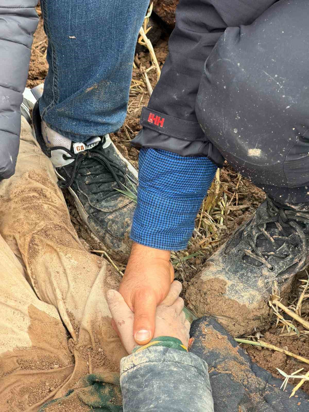 Dayısı tarafından dövülerek ölüme terk edilen çocuk kayaların altında yaralı halde bulundu 7 dayisi tarafindan dovulerek olume terk edilen cocuk kayalarin altinda yarali halde bulundu 3 RWLiNeVe